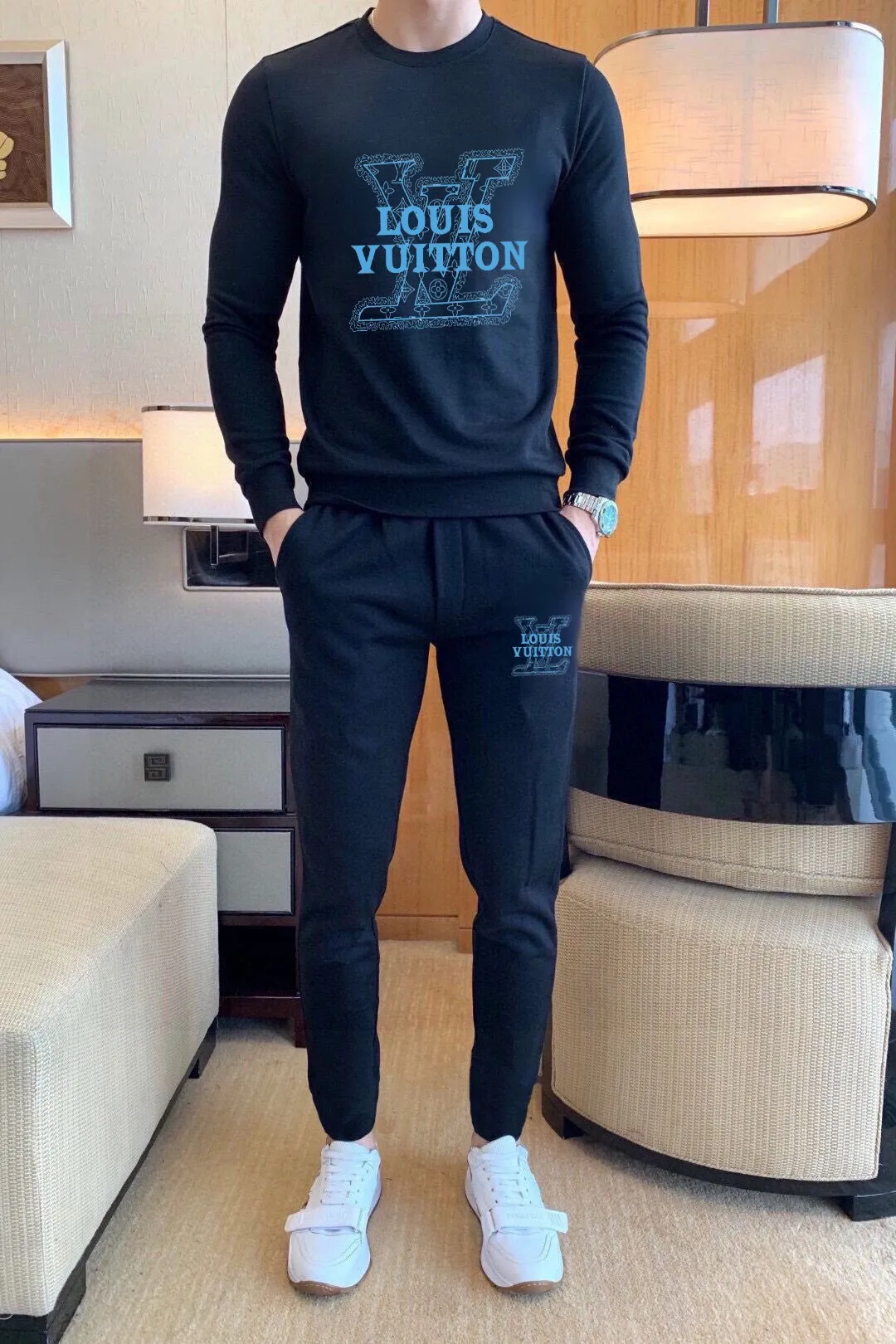 🅿️380 direct batch [LV Louis Vuitton] (Fat Man Gospel) hot-selling suit is coming. Focus on the original version of the official website. 2025 new hot-selling sweatshirt suit. The original order is the best. 🇭🇰The meticulous work of top designers. Just for a fitting and perfect upper body effect. 100% natural high-quality Roman cotton, close-fitting comfort, noble and elegant! Original hardware embodies elegance and nobility! Counter size: M-5XL (maximum wear up to 220 pounds)